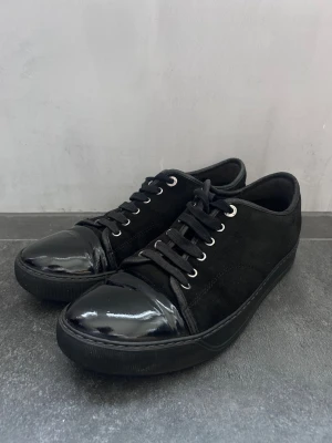 Lanvin skor - Säljer dessa snygga svarta lanvins i rätt gott skick (se bilderna för att avgöra). 2 dustbags medföljer. Creasing förekommer samt en liten spricka på ena tån (syns knappt) storlek UK 7 ~ 41/42.