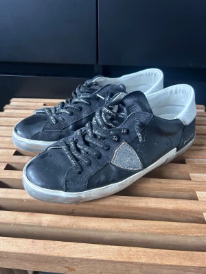 Philippe model - Säljer dessa svarta Philippe model skor i väldigt bra skick. Se bilder. Storlek 41. Inga tillbehör.