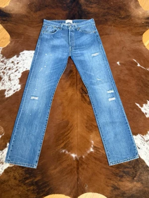 Special edition Levis 501 - Tjena! Säljer dessa vintage special edition Levis 501 jeans, fint skick och i storlek W33/L34 men passa som W32/L34, hör av dig vid funderingar!🙌