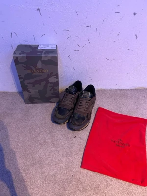 Valentino rockrunners - Snygga sneakers från Valentino med camomönster i grönt, svart och brunt. Dessa skor är i väldigt bra pris inte en enda defekt, hör av vid intresse! (pris kan diskuteras😄)