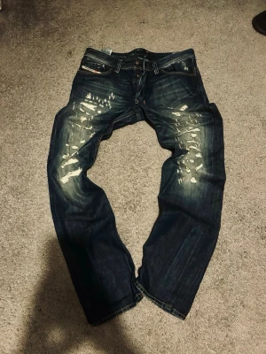 Vintage Jeans - Ett par riktigt feta Vintage jeans i jätte bra skick!! Är märker Diesel och sitter straight!!! Längd:108cm Midja:48cm Innerben:20cm
