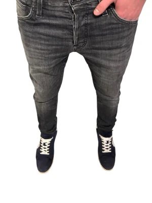 Jack & Jones Slim Glenn mörkgrå jeans - Tja! Säljer dessa riktigt snygga jeans ifrån Jack & Jones | W29 L32 | Jag på bilden är 182! | Hör av er vid minsta lilla fundering🙌