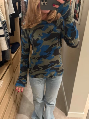 Camo-mönstrad långärmad cashmere tröja - Säljer en långärmad tröja med camo-mönster från Zadig&Voltaire. Storlek S & i cashmere liknanade material. Så unik & fin💕💕 Bra skick!!!!