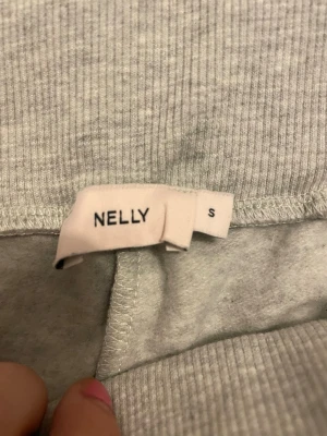 Grå mjukisbyxor från Nelly - Säljer ett par ljusgrå mjukisbyxor från Nelly i storlek S. Byxorna har resår i midjan och är gjorda i ett mjukt, stretchigt material. Dem är endast testade och har lapp kvar. Säljer pågrund att dem är för långa och hade helt glömt att jag hade dem. Original pris är 299kr! Kommer ej gå ner i pris!!!!! Skriv om du har frågor eller nåt!