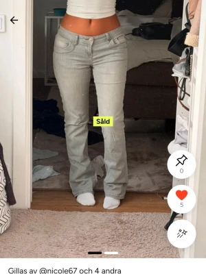 Ljusgrå bootcut jeans från LTB - Säljer ett par ljusgrå bootcut jeans från LTB. Bilderna är från förra säljaren. Bara testade sen jag köpte dem. Säljer då dem tyvärr inte kommer till användning💞💞💞