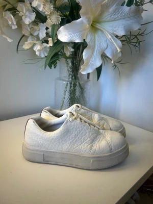 Eytys Doja Sneakers - Eytys sneakers i modellen doja. Dom har nåra år på nacken och är rätt slitna, därav priset. Sulan har inga defekter så de är fortfarande bekväma att gå i.