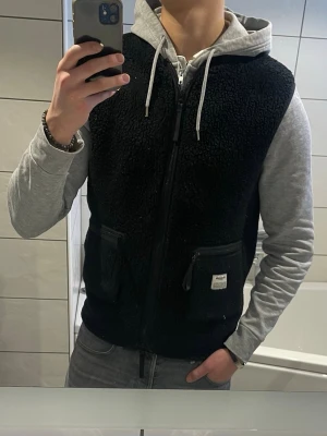 Fleece väst - Snygg fleece väst från Resteröds i storlek M.  Fint skick utan skador/fläckar.  Den har lite ludd som syns på bilderna men det går enkelt bort med en klädrulle.  Skickar snabbt!   (Kika gärna på mina andra annonser)