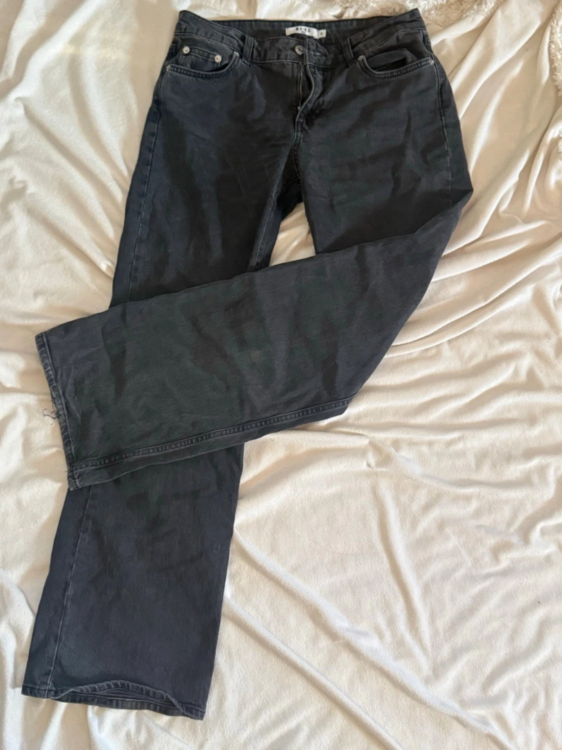 Svarta raka jeans från NA-KD