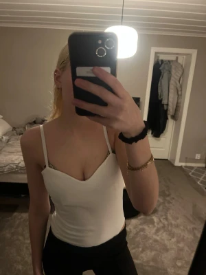 Vit body  - Vit body på sista bilden ser man att jag sytt in en kupa förr men eftersom jag ska sälja tog jag bort kupan de är inga hål och de är på insidan inget man ser utan på som man ser på bilderna 