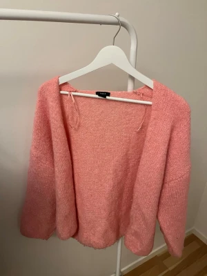 Lindex kofta - Säljer min rosa populära Lindexkofta då den inte kommer till användning. Storlek xs/s men passar de flesta beroende på passform. Perfekt för sommarkvällar💞bara att höra av sig vid funderingar