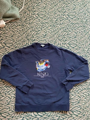 Kenzo Tröja Mörkblå - En Kenzo tröja i mörkblått med unikt broderi. Köpt i butik i Paris.  Säljer då jag ej använder