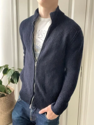 Boggi Milano cardigan  - Boggi Milano cardigan - Inga defekter! Modellen i bilderna är 180 cm 75 kg och bär Storlek M , Kom med frågor! 🌟 (Kan gå ned i pris vid köp av paket 😉) 
