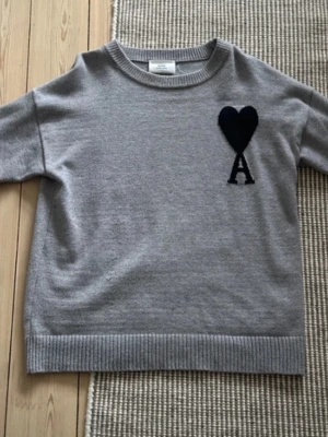 Ami paris stickad tröja  - Hej säljer min Ami paris stickad tröja den är helt ny använd 1 gång bara. Den är mjuk och skön så jag rekommenderar!