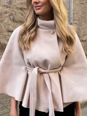 beige kappa - super fin beige kappa från missäy💖Dne är i storlek ”one size”, har själv storlek Xs/S men den passar alla.💕Använd några gånger men inget som syns, den är i väldigt fint skick. Säljer då den inte kommer till så mycket användning. Köptes för 500🥰pris går att diskutera 