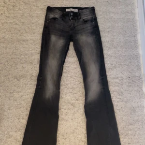 Bershka jeans  - Säljer ett par snygga bootcut jeans med tvättad look. Jeansen har låg midja och har vanliga fickor där bak. Perfekta för alla tillfällen!! Säljer för att de börjar bli lite små för mig. Jeansen är lite lite slitna längst ner, fråga för bild 💗