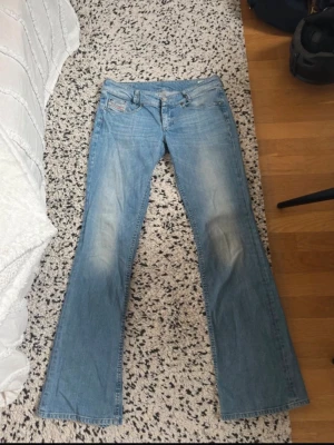Diesel jeans  - Snygga Lågmidjade Diesel jeans som tyvärr inte passade mig🥰midja:40 innerbenslängden:85