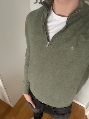 Grön halvzip-tröja från Morris - Snygg olivgrön stickad tröja från Morris med Halvzip | Storlek S | Mycket bra skick! | Hör av dig vid frågor 🫱🏻‍🫲🏼