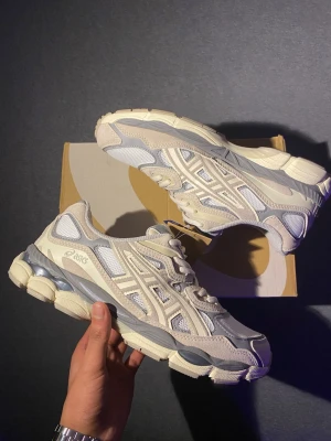 Asics Gel NYC (Beigh) - Helt nya Asics gel Nyc storlek 43. Beigh skriv ifall ni är intresserade 😁