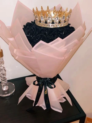 Evighetsrosor svart glitter och guld  - Säljer svarta glittriga Evighetsrosor med guldig krona dekorerad med stora strassdetaljer. Perfekt design till hemmet eller att ge som present. Den är packad i rosa wrapping papper med svart sidenband med D logga.