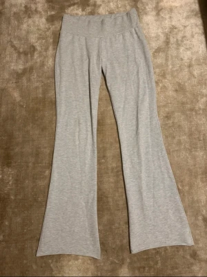 Cozy pants från nelly - Ett par gråa low waist mjukisbyxor från Nelly, nästan helt oanvända💖