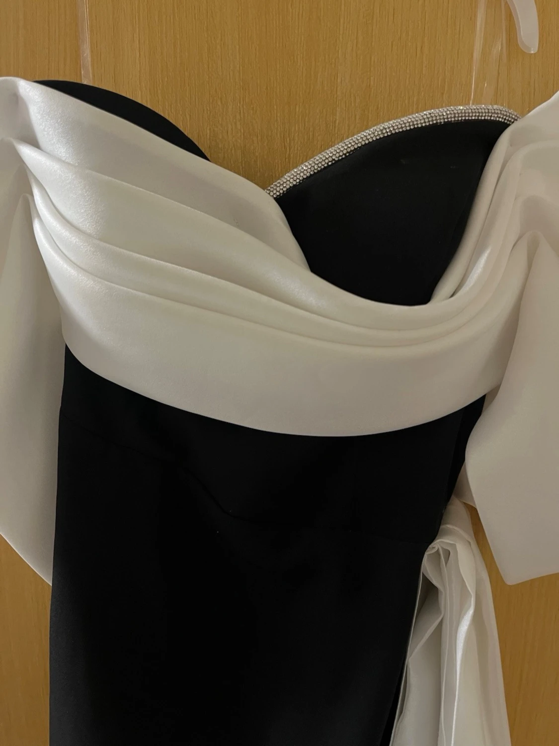 Svart och vit axelbandslös klänning - 3