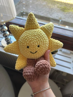 Virkad jellycat sol - Söt virkad jellycat sol. Den har säkerhetsögon som inte är lämpliga för barn under 3 år💗