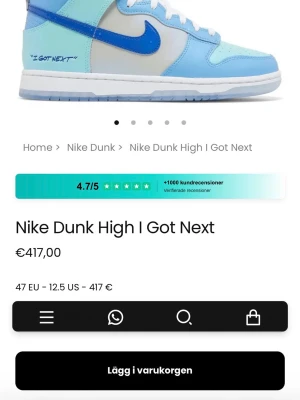 Nike Dunk High I Got Next blå/vit - Nike Dunk High I Got Next sneakers i blått och vitt med grå detaljer. Skon har en hög siluett, vit sula och blå swoosh. Materialet är en mix av läder och syntet. Texten 'I Got Next' finns tryckt på sidan. Perfekt för dig som gillar streetwear och unika detaljer.