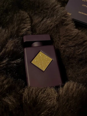 Initio - Side Effect - Initio side effect med mängd enligt 2a bilden. Parfymen har förvarats mörkt och doften håller kvar flera dagar. Parfym + box