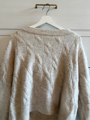 Beige trekvartsärmad tröja - säljer en jättefin trekvartsärmad tröja. Köpte den på vinted men den var för stor. PostNord prioriteras
