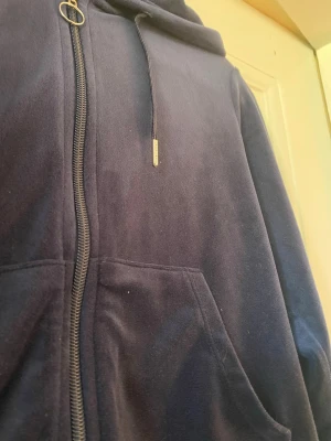 Jätte skön och snygg zip up ifrån Gina tricot❣️❣️ Lite magtröja❣️ - Jättesnygg zip up ifrån Gina tricot❣️ Den sitter som en magtröja❣️ Jätte skön