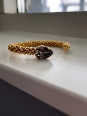 Caroline Svedbom armband - Snyggt armband från caroline Svedbom köpt för 1299kr och är inprincip i nytt skick. Har en liten repa på ena sidan nedanför kristallen men det syns enbart vid nära titt. Färgen greige❣️