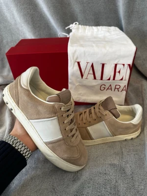 Valentino garavani flycrews  - Skick 9/10 alla nitar kvar. Nypris 6000+ säljs inte längre. Mycket exklusiva och svårt att hitta i sådant bra skick. Storlek 35 men passar 36.         Skickar innom 24 timmar.