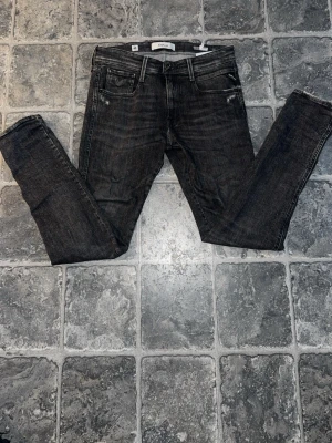 Replay jeans - Säljer ett par svarta slim fit (anbass) jeans från Replay. Perfekta för dig som gillar en stilren och modern look. Använd 6-7 gånger bara.
