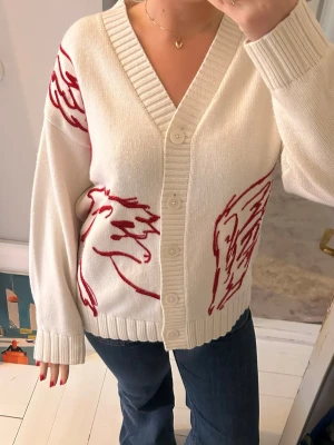 Kofta med tryck - Vit kofta med röda tryck❣️aldrig använd.