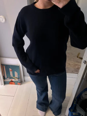 Mörkblå stickad tröja - Mörkblå stockadtröja! 💙