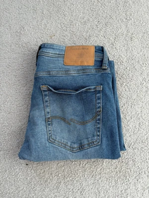 Blå jeans från Jack & Jones - Slim fit/glenn jeans från Jack & Jones.                           Ripped | W29 L32 | Blå