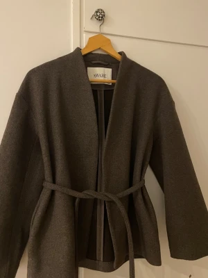 Brun kortare kappa  - Superfin brun lite kortare kappa som ej kommer till användning. Använd cirka 1 gång så fint skick!❤️