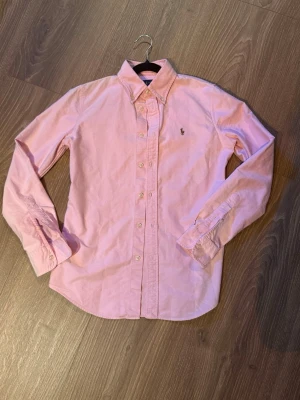 Ralph Lauren Skjorta - rosa Ralph Lauren skjorta i ny skick. Tyvär för liten för mig