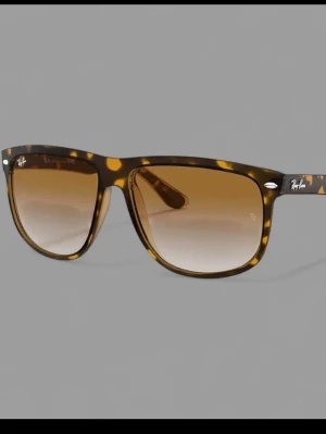 Ray-Ban boyfriend  - Hej! Nu säljer jag dessa as feta Ray-Ban boyfriend glajjor som kommer den första september! De är helt nya och kommer med fodral samt allt annat.                 Dessa är perfekt inför sommaren!☀️🌊🏝️🕶️