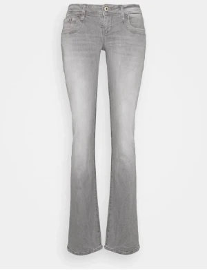 Grå Ltb jeans w27 L34 - Snygga grå bootcut jeans med klassisk femficksdesign och normalhög midja. Jeansen har en lätt tvättad look och stängs med knapp och dragkedja. Perfekta för en avslappnad men trendig stil.