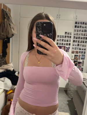 Gina tricot topp - Superfin topp från Gina tricot i storlek xs. Tröjan är super bekväm med en unik skärning runt halsen!💕