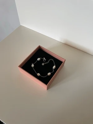 Edblad armband med vita pärlor - Jättefint silvrigt armband med pärlor från Edblad. Det är barnversionen så kedjan är snäppet kortare. (Säljs inte längre). Används några få gånger så myxket fint skick.🩷🩷