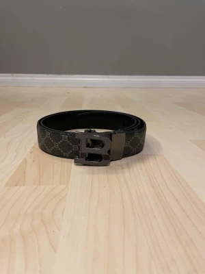 B bälte - 📐 110 cm ✨ Mycket bra skick 📸 Precis som på bilderna 📦 Skickas inom 24h 💬 Skriv gärna vid frågor 💎 helt ny