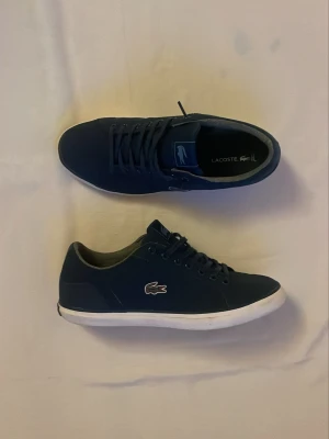 Marinblå sneakers Lacoste | 42 - Snygga marinblå sneakers från Lacoste | Skick: Bra | Strl: 42 | Hör av dig vid funderingar⁉️ 