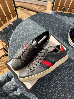 Gucci ace  - Snygga svarta Gucci ace i hyfsat skick! Mycket kvar o ge. Size 9,5 passar 43, kommer med box och kort. Pris 1600kr!! Nypris 8000kr, självklart äkta 