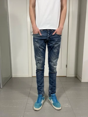 Dondup George Jeans  - Säljer nu dessa Dondup George Jeans med snygg tvätt och slitningar i populär design, skriv för fler bilder/frågor🙌🏼