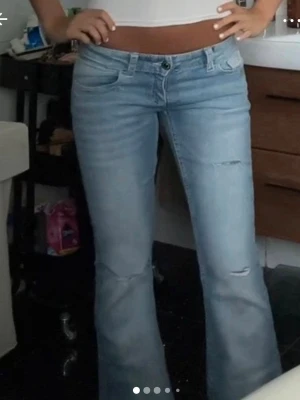 Jättesnygga jeans - Jättesnygga jeans från Gina! Ser ut som nya, är dock upp sprätta där nere för att få de lite längre men inget man tänker på! Man kan annars bara sy upp de igen. Fint skick!