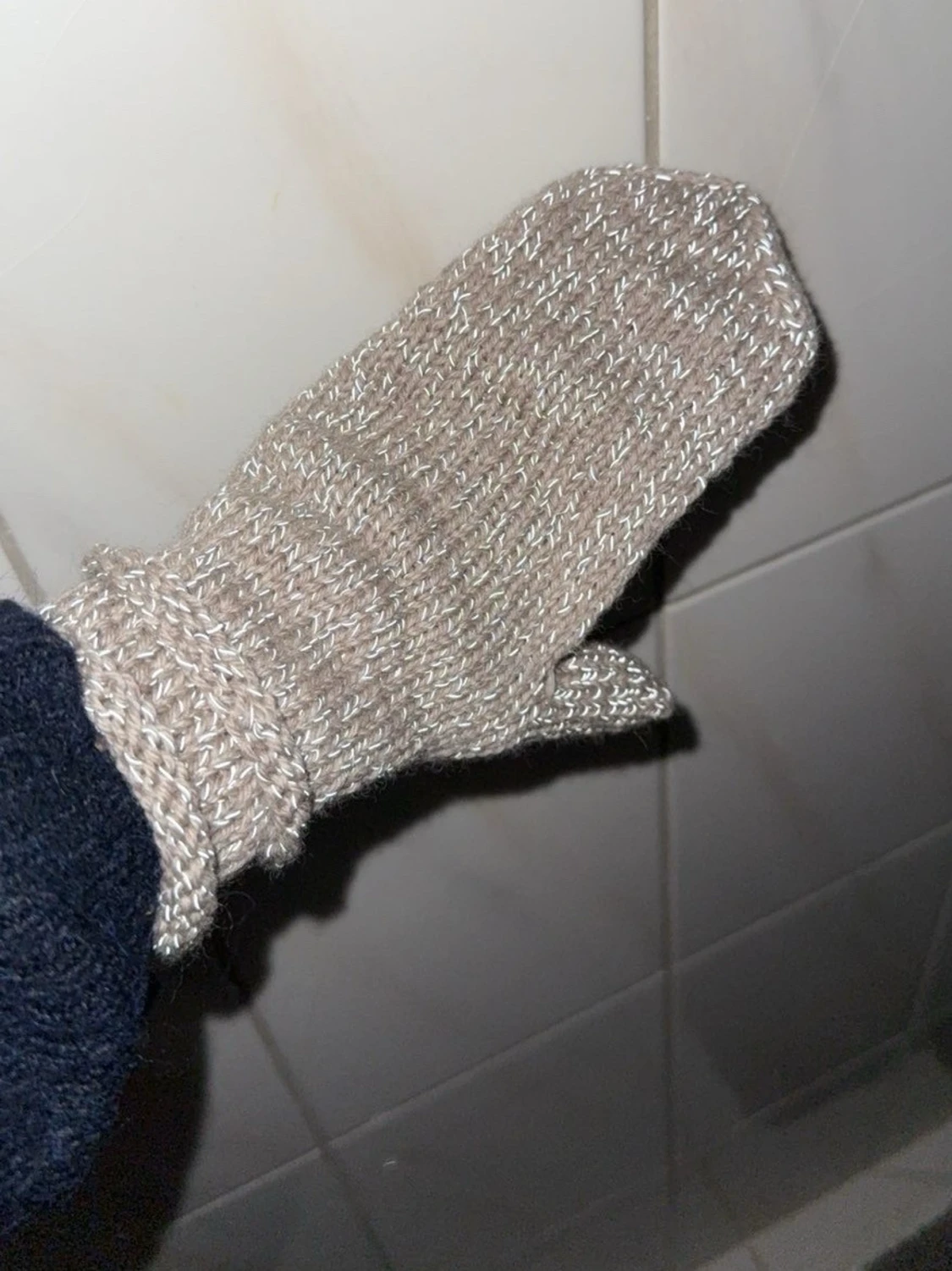 Beige stickade tumvantar i reflextråd - 2