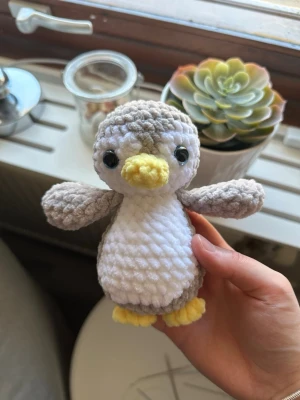 Virkad grå och vit pingvin  - Virkad pingvin som är grå och vit med blå ögon. Pingvinen har säkerhetsögon som inte är lämpliga för barn under 3 år💗