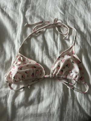 Blommig trekantsbikini i ljusrosa - Supersöt topp från Nelly 